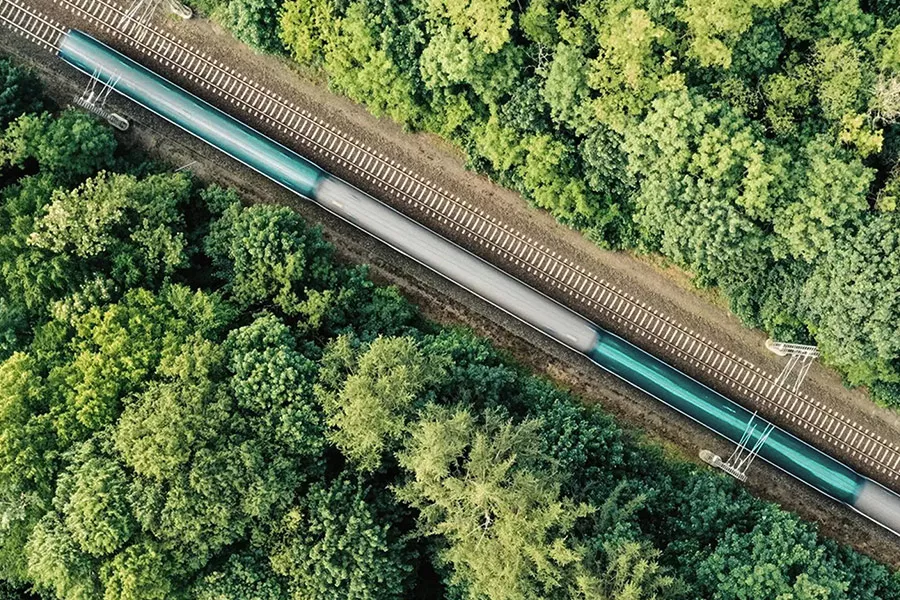 Vue d'un train en mouvement.