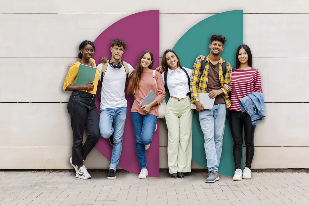 Photo de plusieurs étudiantes et étudiants universitaires.